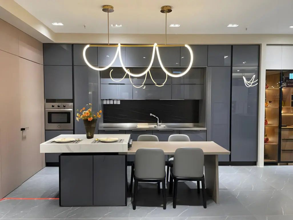 谁说不锈钢橱柜是“工业感”？这样搭配，颜值瞬间逆袭成颜值天花板！