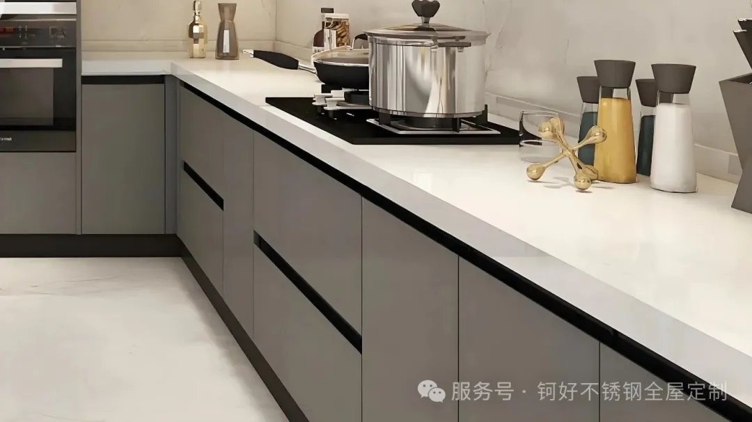 厨房装修避坑指南：为什么越来越多人选不锈钢橱柜？这5大优势藏不住了！
