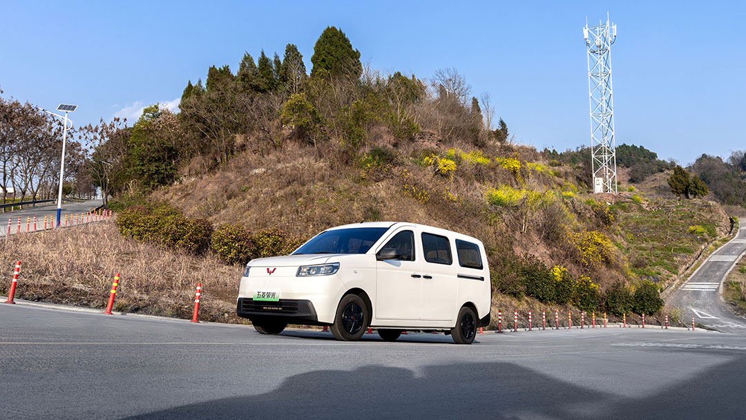 搭载100kW碳化硅后驱系统 五菱荣光纯电版上市