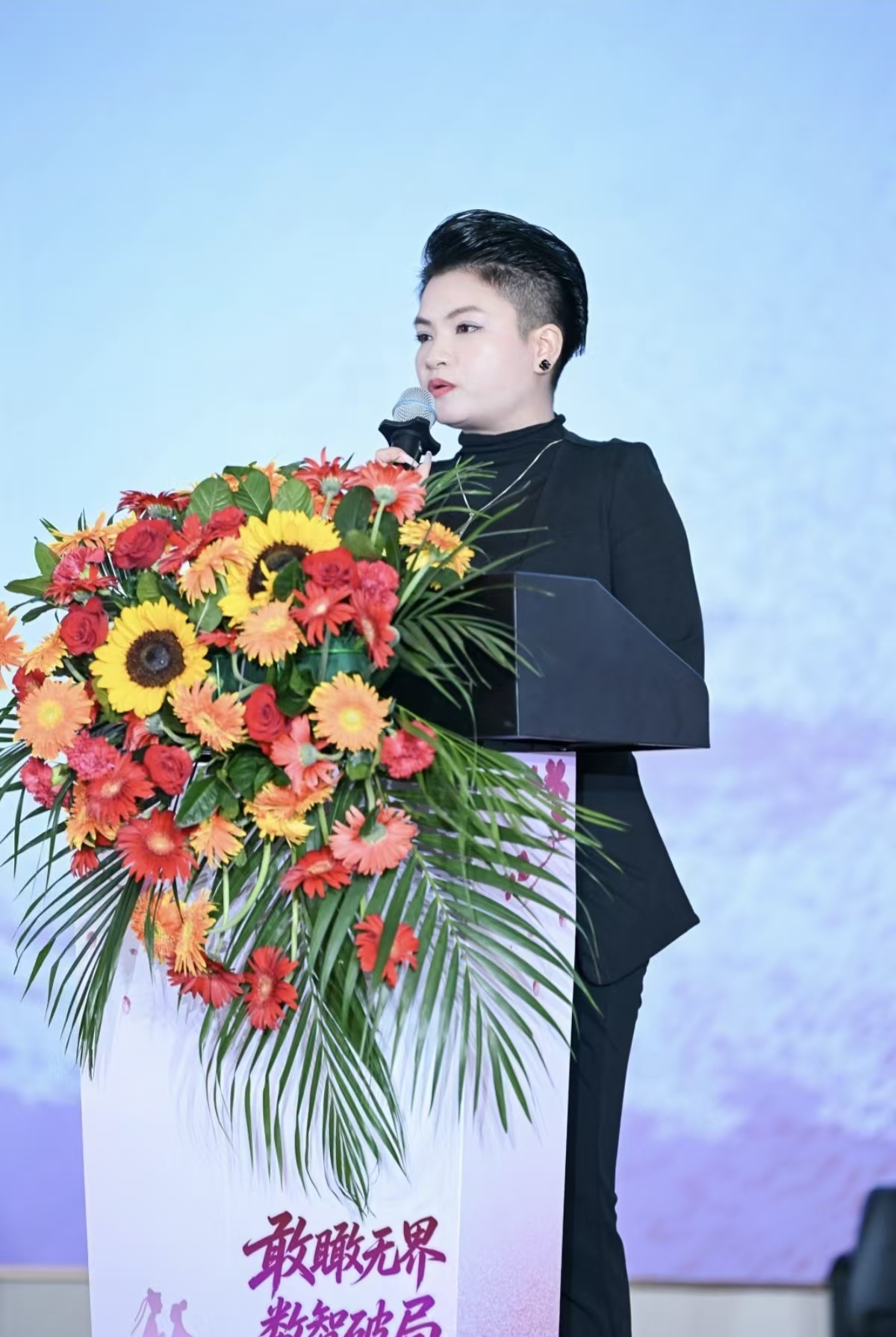中国建筑装饰装修材料协会建筑涂料分会副秘书长郑诗微为七七峰会致辞 中国建筑装饰装修材料协会建筑涂料分会副秘书长郑诗微在七七峰会上致辞